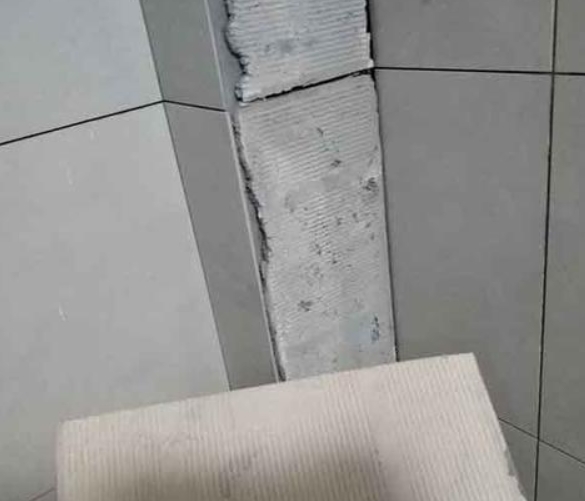河池瓷砖空鼓维修公司分享下厨房瓷砖脱落的补救措施。